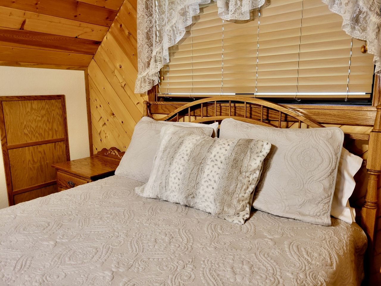 Real Private Cabin with Idyllic for a Secluded Romantic Getaway in Arkansas