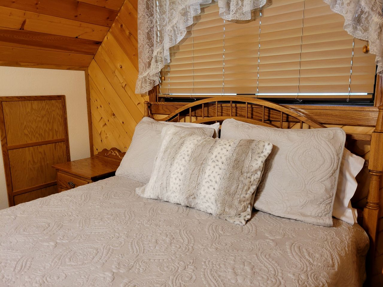 Real Private Cabin with Idyllic for a Secluded Romantic Getaway in Arkansas