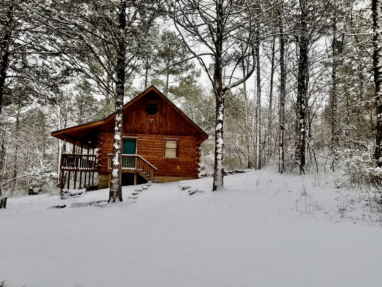 Real Private Cabin with Idyllic for a Secluded Romantic Getaway in Arkansas