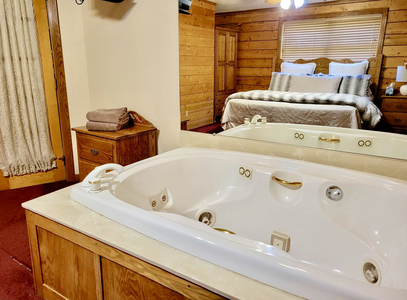 Real Private Cabin with Idyllic for a Secluded Romantic Getaway in Arkansas