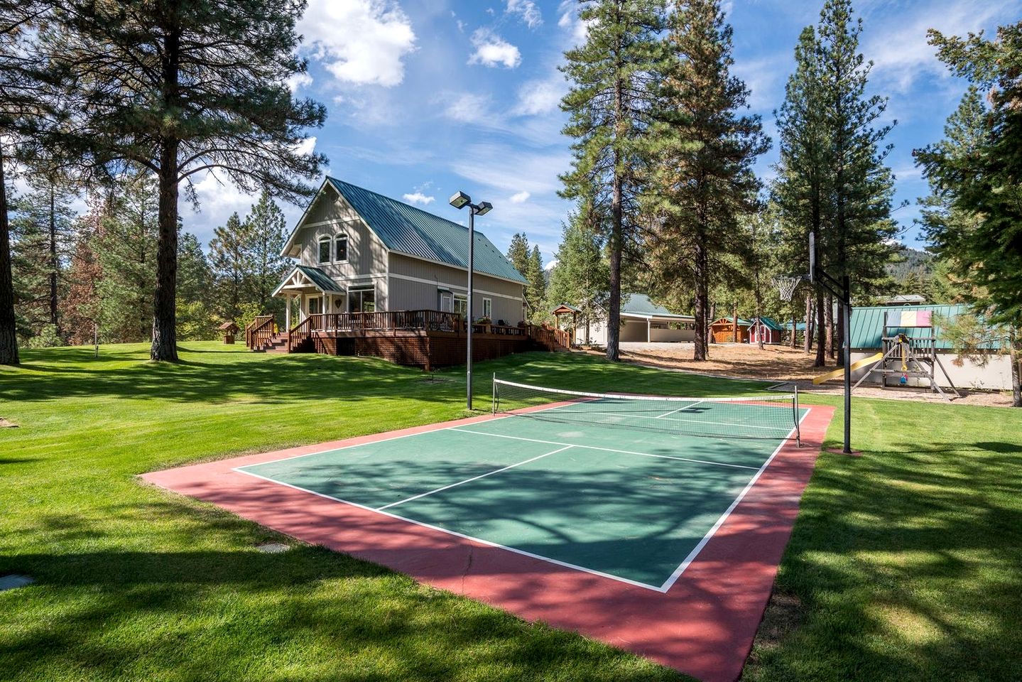 Renovated Modern Cabin with Private Tennis Court and Spa in Leavenworth, Washington