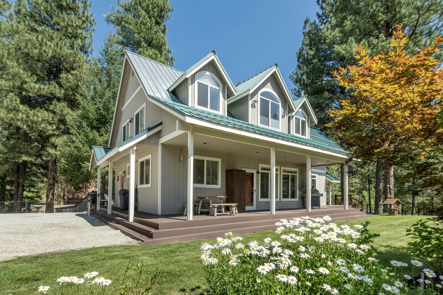 Renovated Modern Cabin with Private Tennis Court and Spa in Leavenworth, Washington
