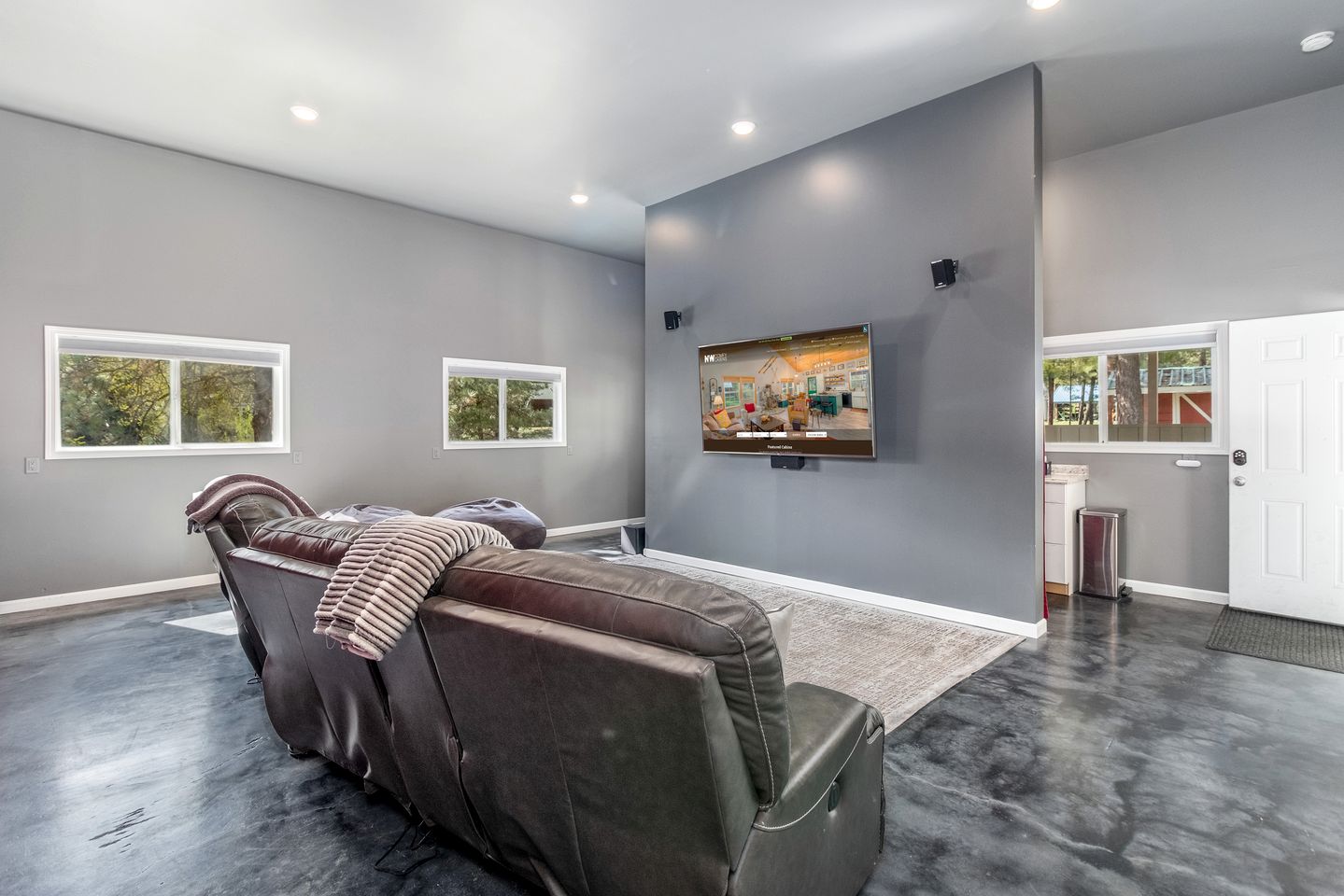 Renovated Modern Cabin with Private Tennis Court and Spa in Leavenworth, Washington