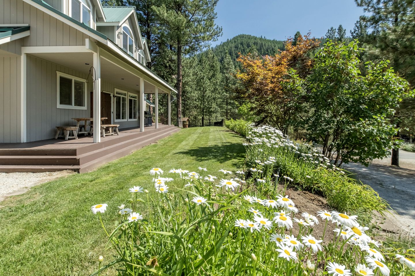 Renovated Modern Cabin with Private Tennis Court and Spa in Leavenworth, Washington