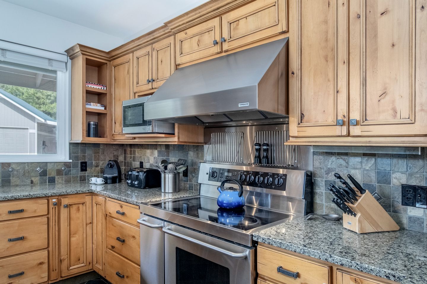 Renovated Modern Cabin with Private Tennis Court and Spa in Leavenworth, Washington