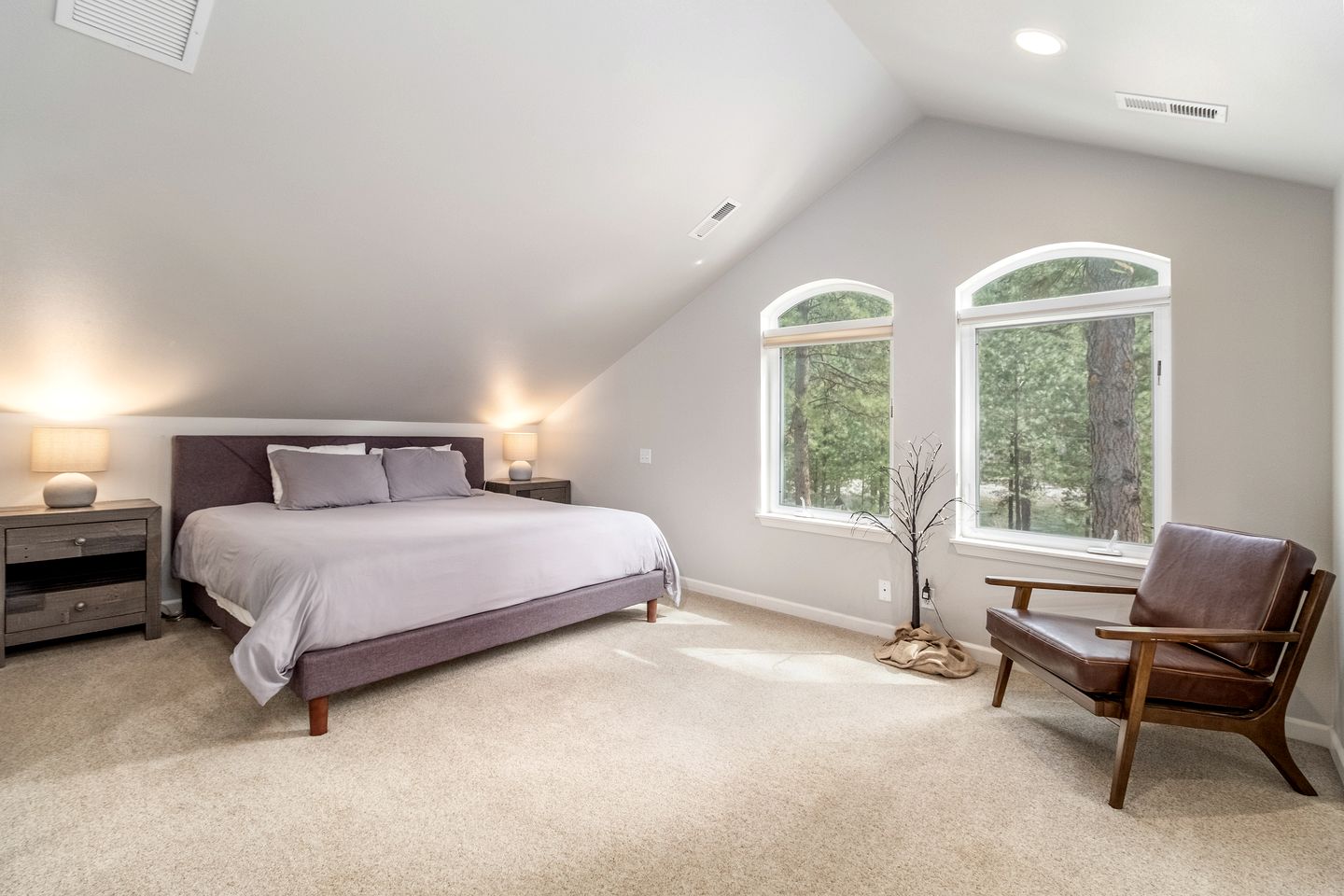 Renovated Modern Cabin with Private Tennis Court and Spa in Leavenworth, Washington