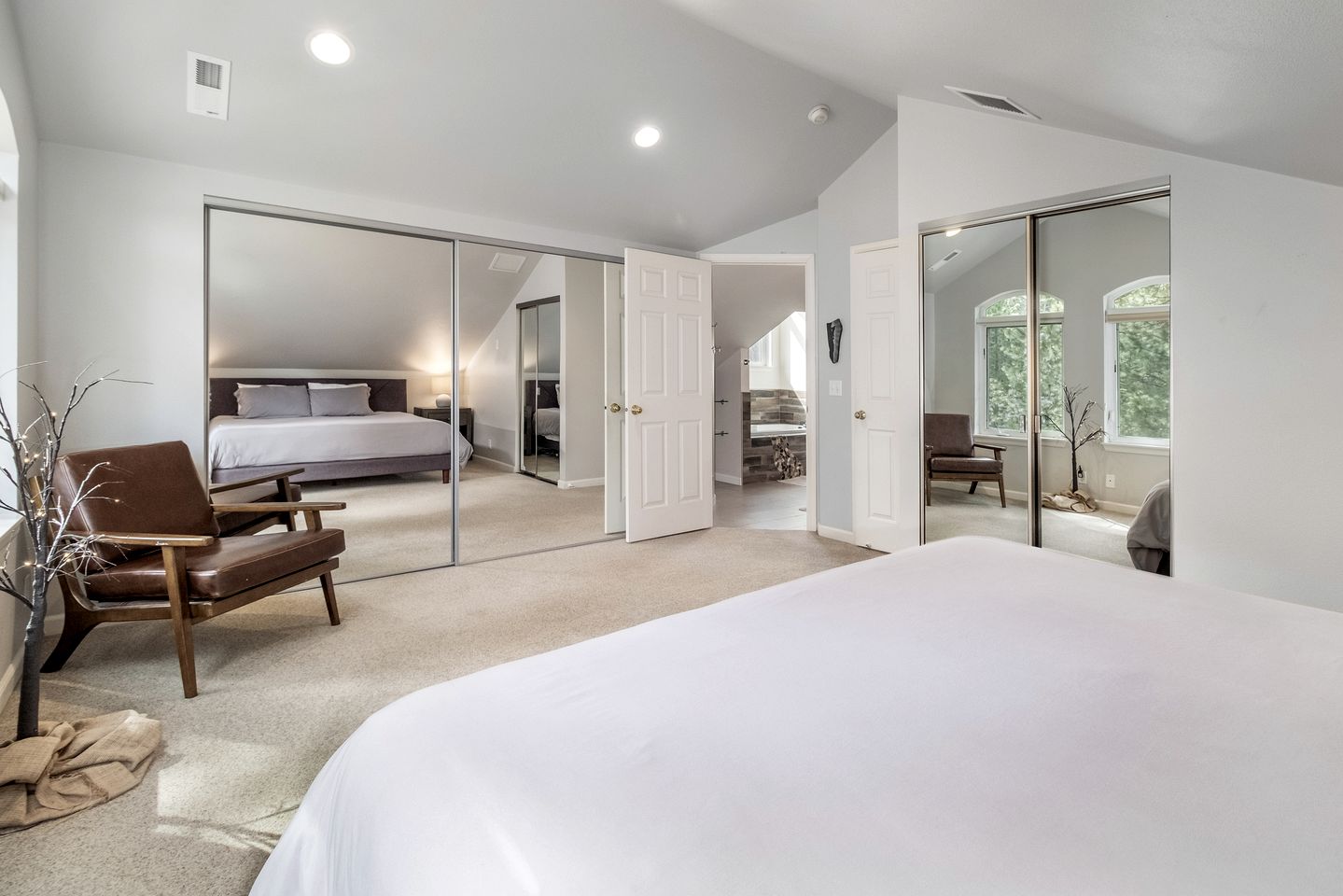 Renovated Modern Cabin with Private Tennis Court and Spa in Leavenworth, Washington