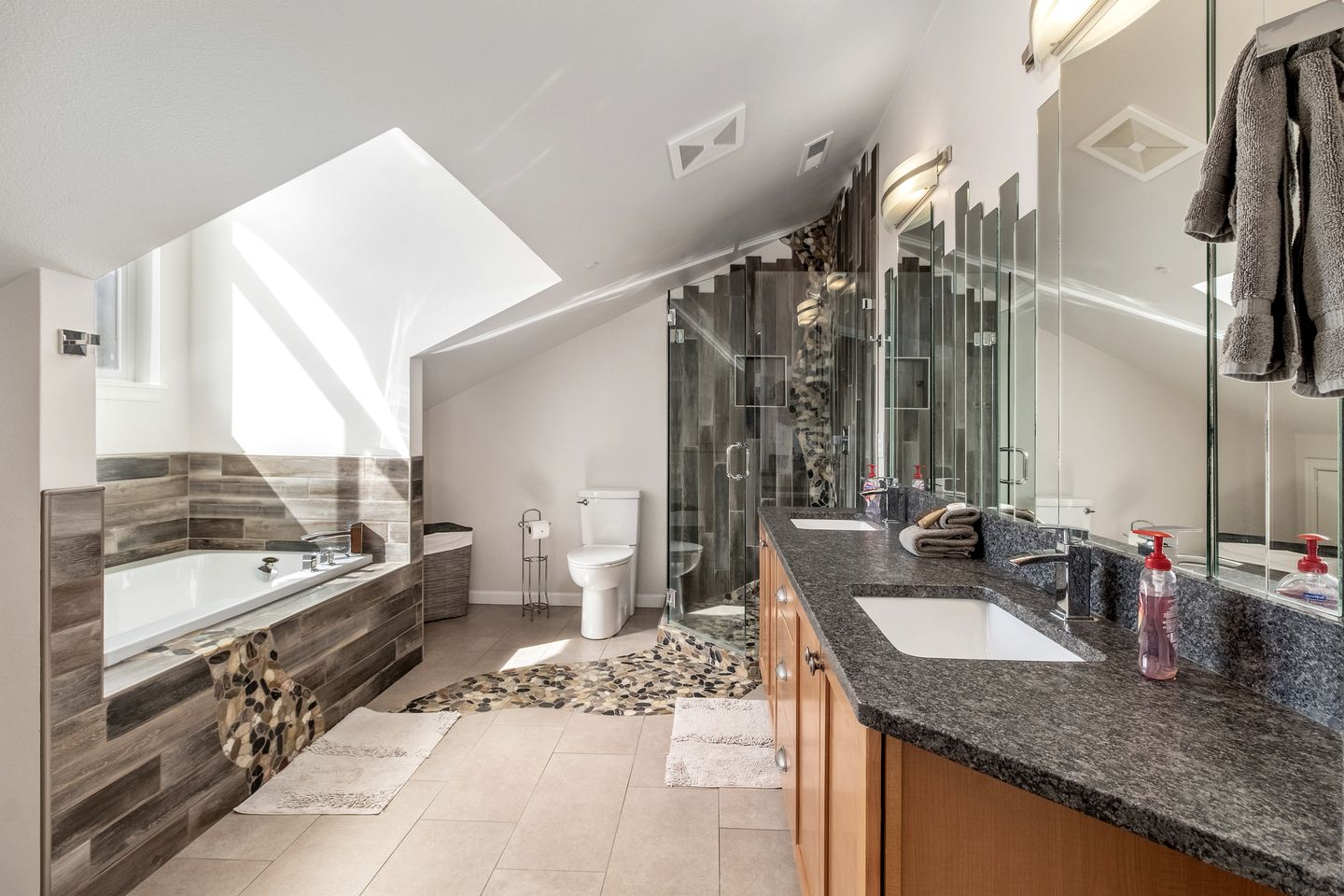 Renovated Modern Cabin with Private Tennis Court and Spa in Leavenworth, Washington