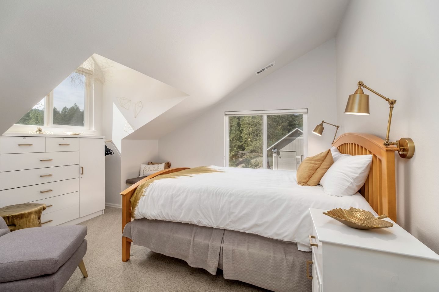 Renovated Modern Cabin with Private Tennis Court and Spa in Leavenworth, Washington