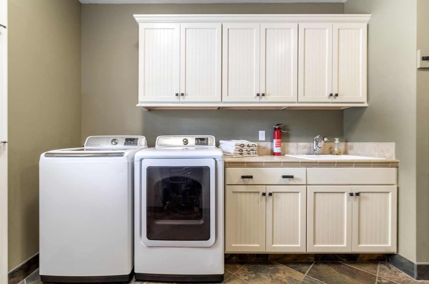 Renovated Modern Cabin with Private Tennis Court and Spa in Leavenworth, Washington