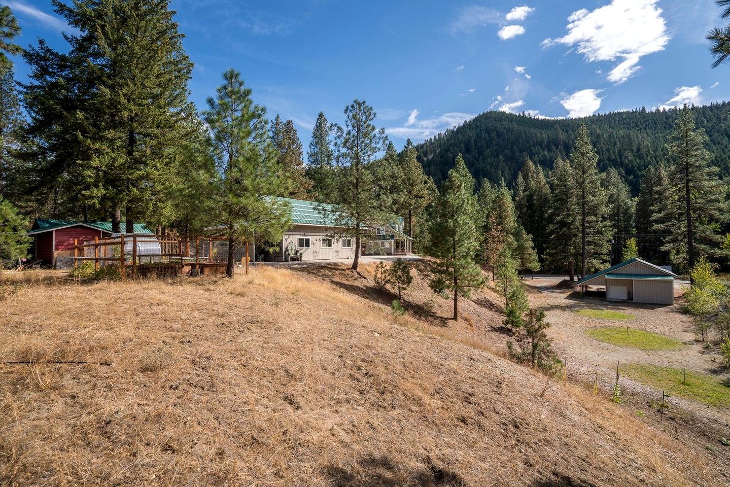 Renovated Modern Cabin with Private Tennis Court and Spa in Leavenworth, Washington