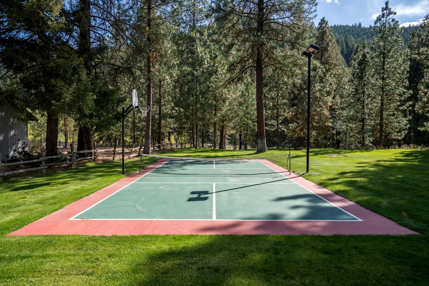 Renovated Modern Cabin with Private Tennis Court and Spa in Leavenworth, Washington
