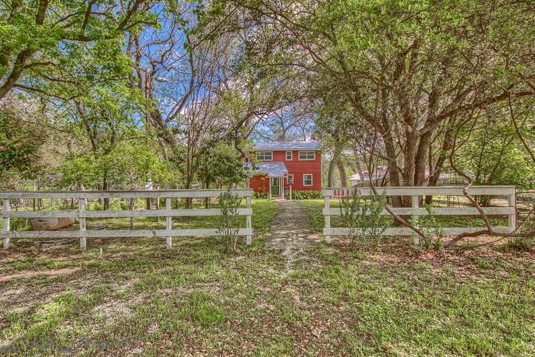 Barns (United States of America, Canyon Lake, Texas)