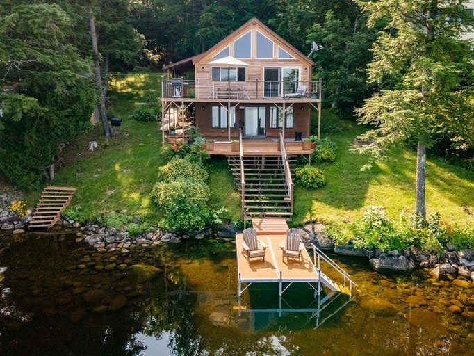 Lakefront Cabin Beautifully Design with Deck in Maine