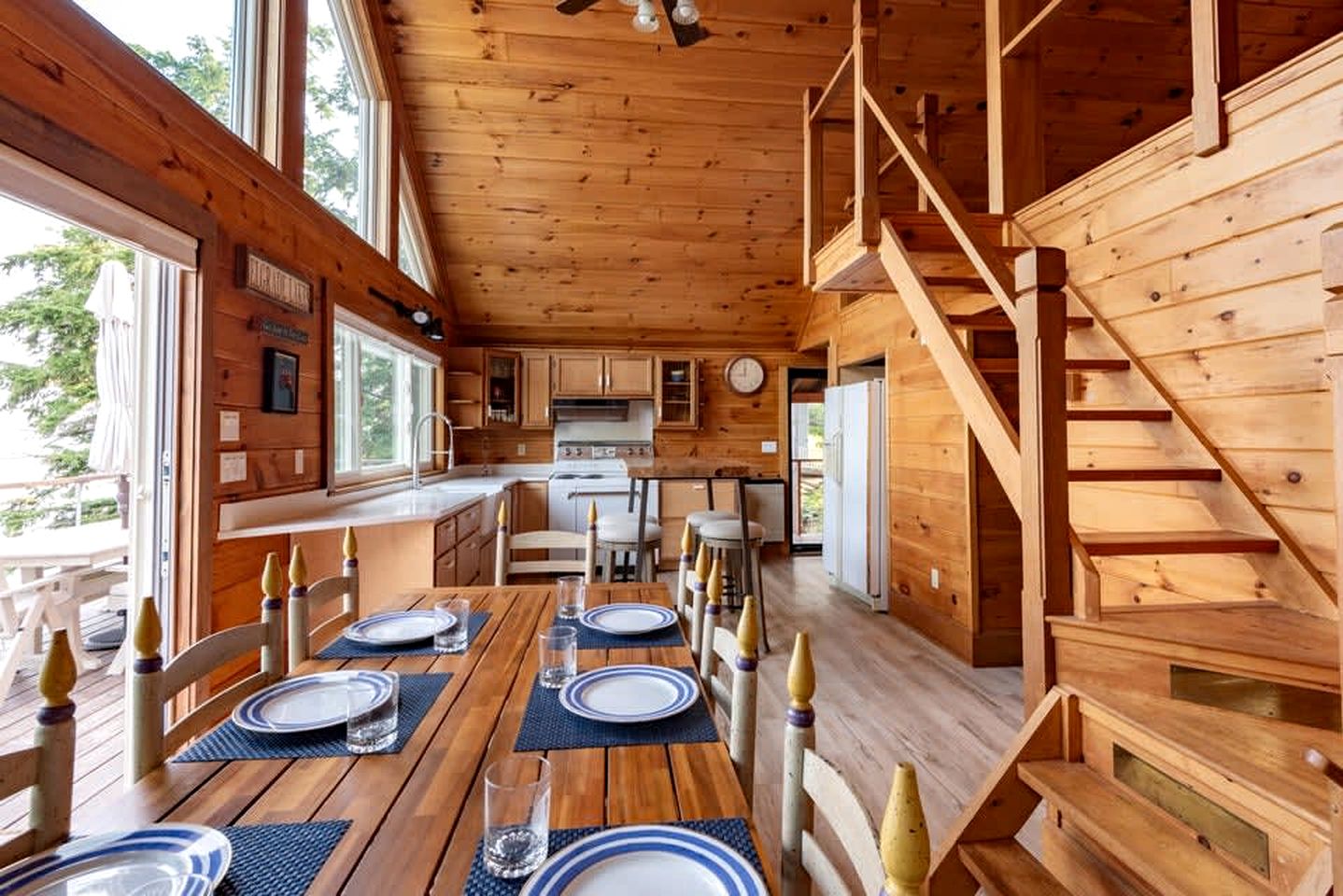 Lakefront Cabin Beautifully Design with Deck in Maine