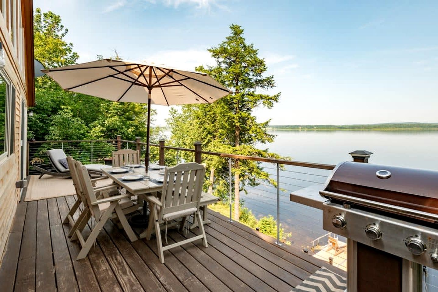 Lakefront Cabin Beautifully Design with Deck in Maine