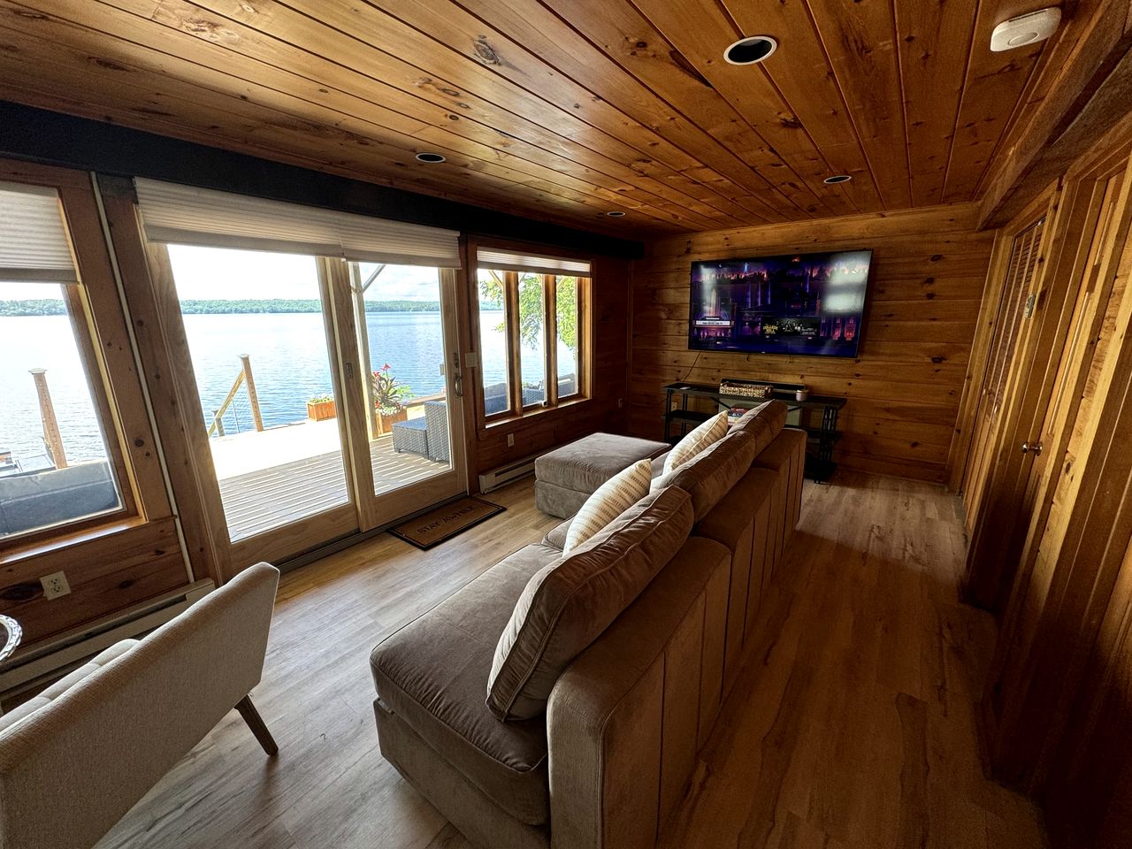 Lakefront Cabin Beautifully Design with Deck in Maine