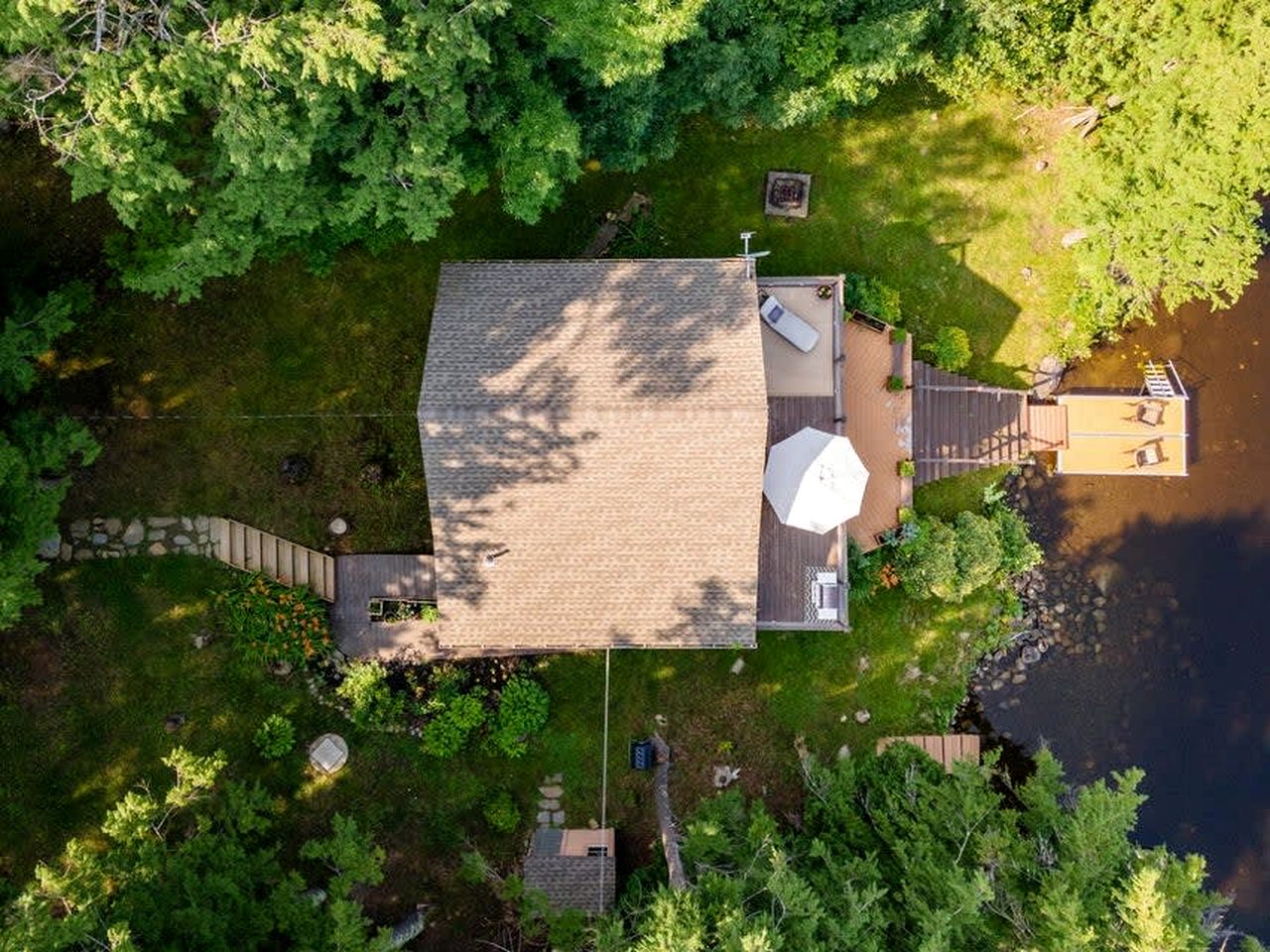 Lakefront Cabin Beautifully Design with Deck in Maine