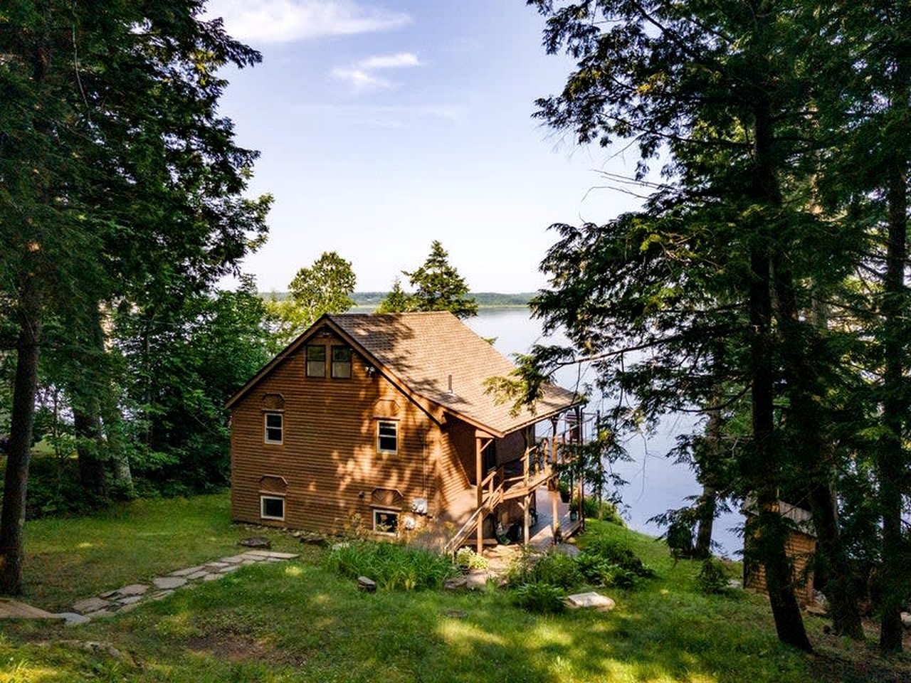 Lakefront Cabin Beautifully Design with Deck in Maine