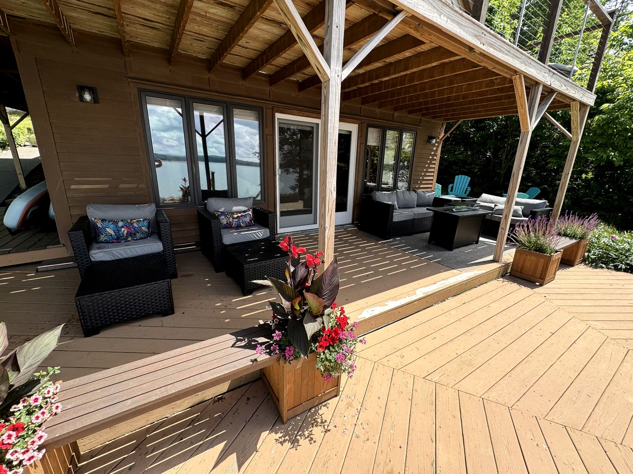 Lakefront Cabin Beautifully Design with Deck in Maine