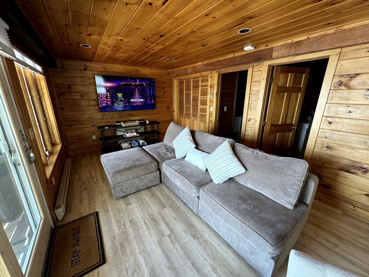 Lakefront Cabin Beautifully Design with Deck in Maine