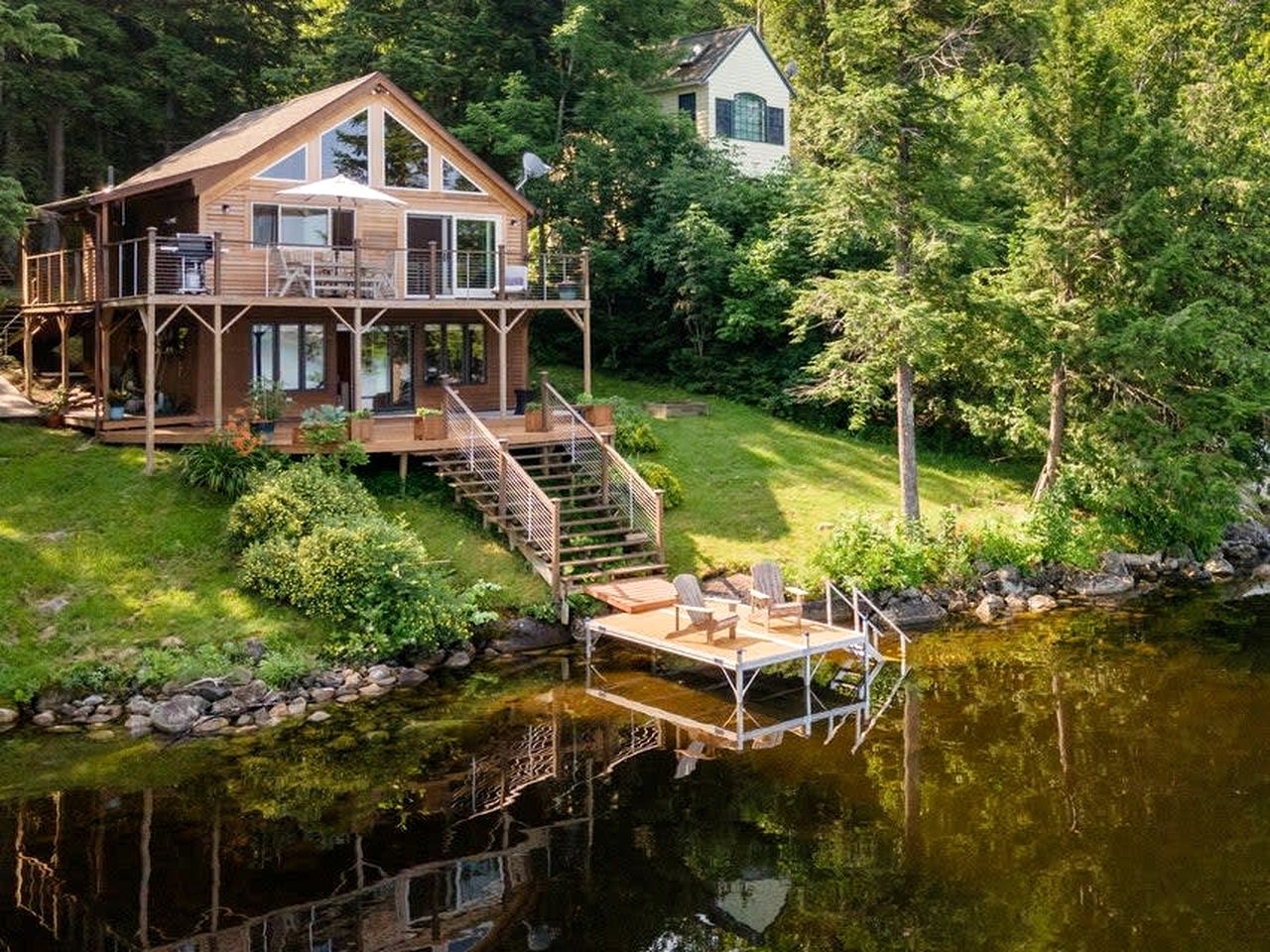 Lakefront Cabin Beautifully Design with Deck in Maine