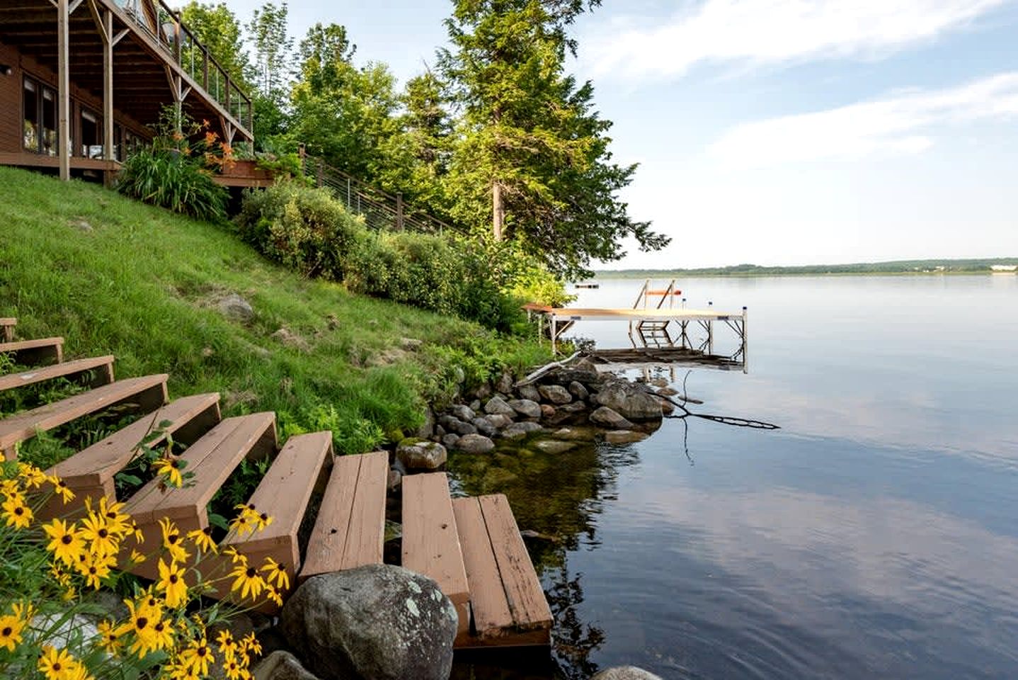 Lakefront Cabin Beautifully Design with Deck in Maine