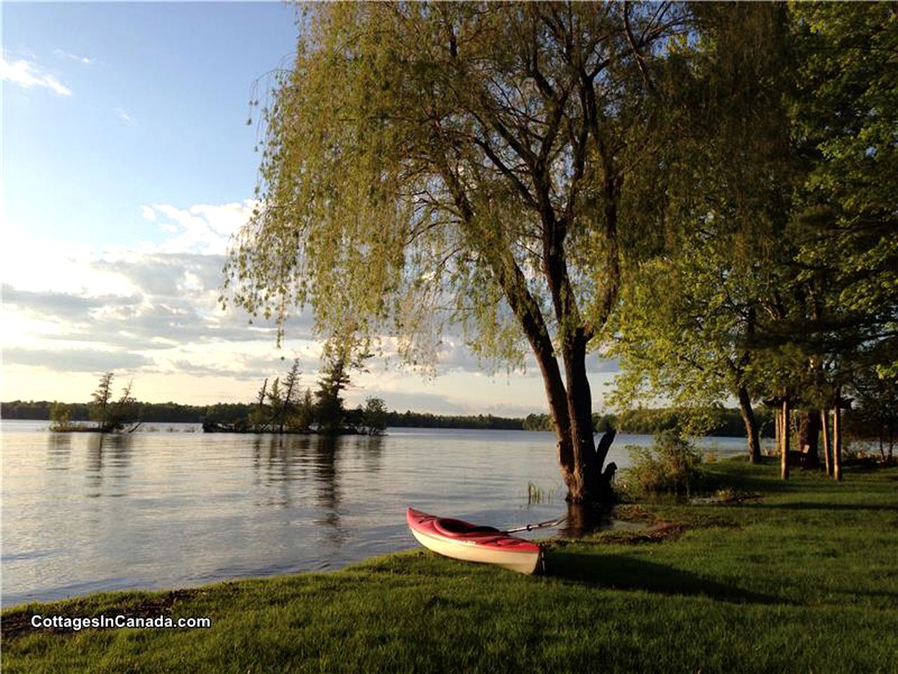 Family-Friendly Waterfront Cottage Rental on Shores of Mississippi Lake near Ottawa