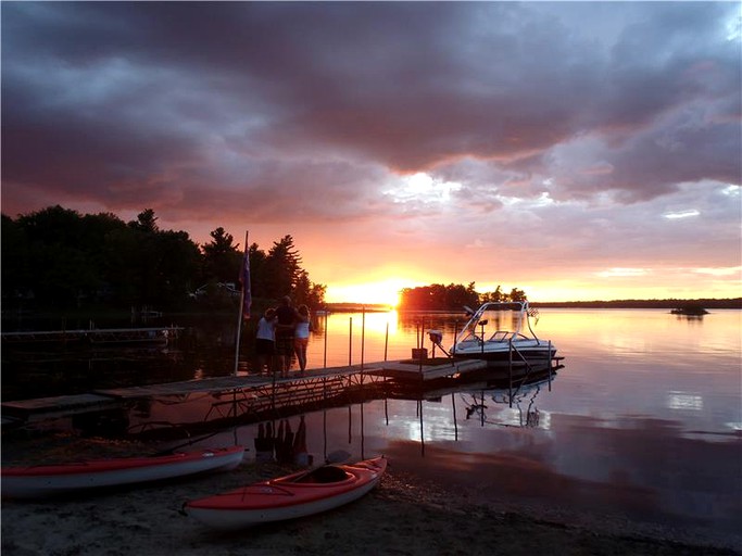 Waterfront cottage rentals near Ottawa