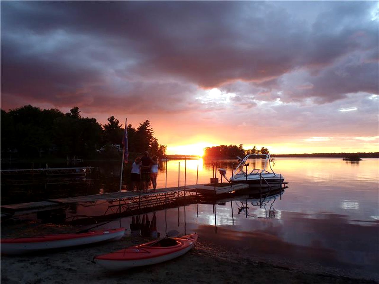 Family-Friendly Waterfront Cottage Rental on Shores of Mississippi Lake near Ottawa