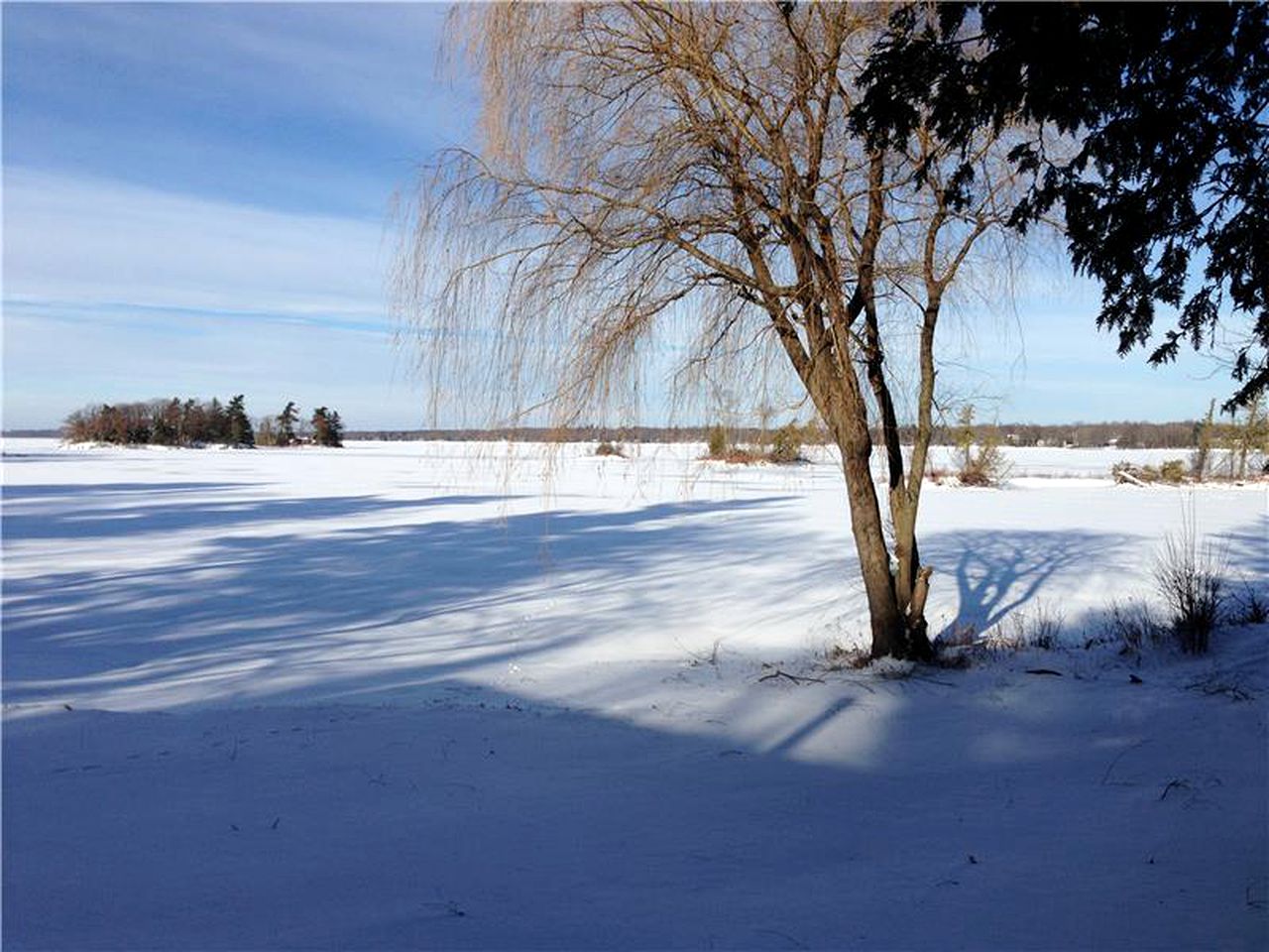 Family-Friendly Waterfront Cottage Rental on Shores of Mississippi Lake near Ottawa