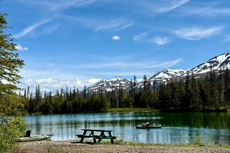 Secluded, Pet Friendly Cabin near Denali National Park with Mountain and Lake Views, Perfect for an Alaskan Escape | Cabins (Cantwell, Alaska, United