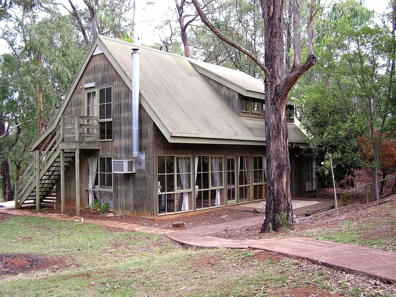 Family-Friendly Cabin Rental with Wood-Burning Stove in the Yarra Valley, Victoria