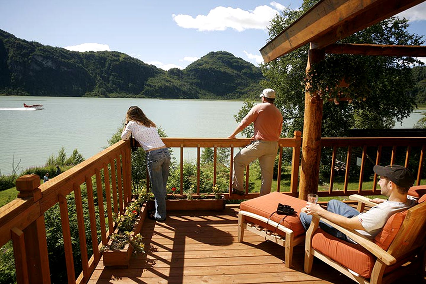 Authentic Alaskan Log Cabin on the Lake at Lodge Property near Anchorage