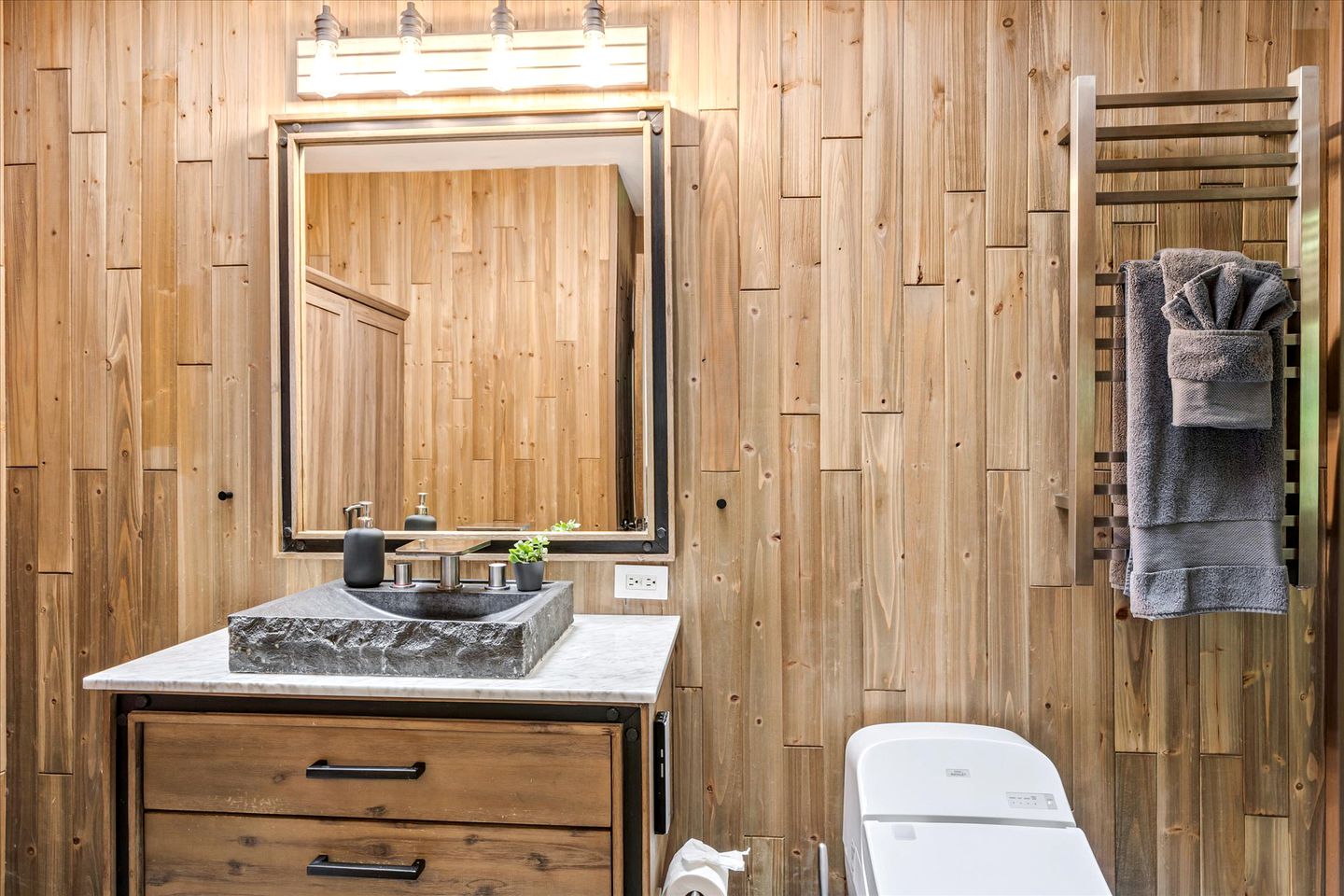 California Dream Vacation Rental for Unforgettable Family or Group Glamping in Monte Rio