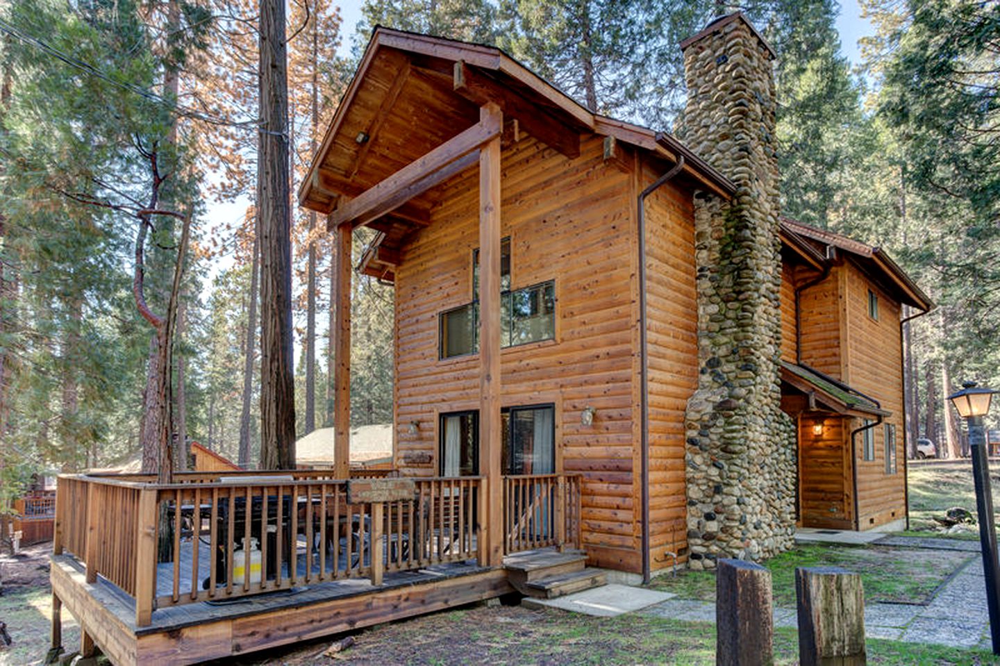 Modern Two-Story Log Cabin Rental in Yosemite National Park, California