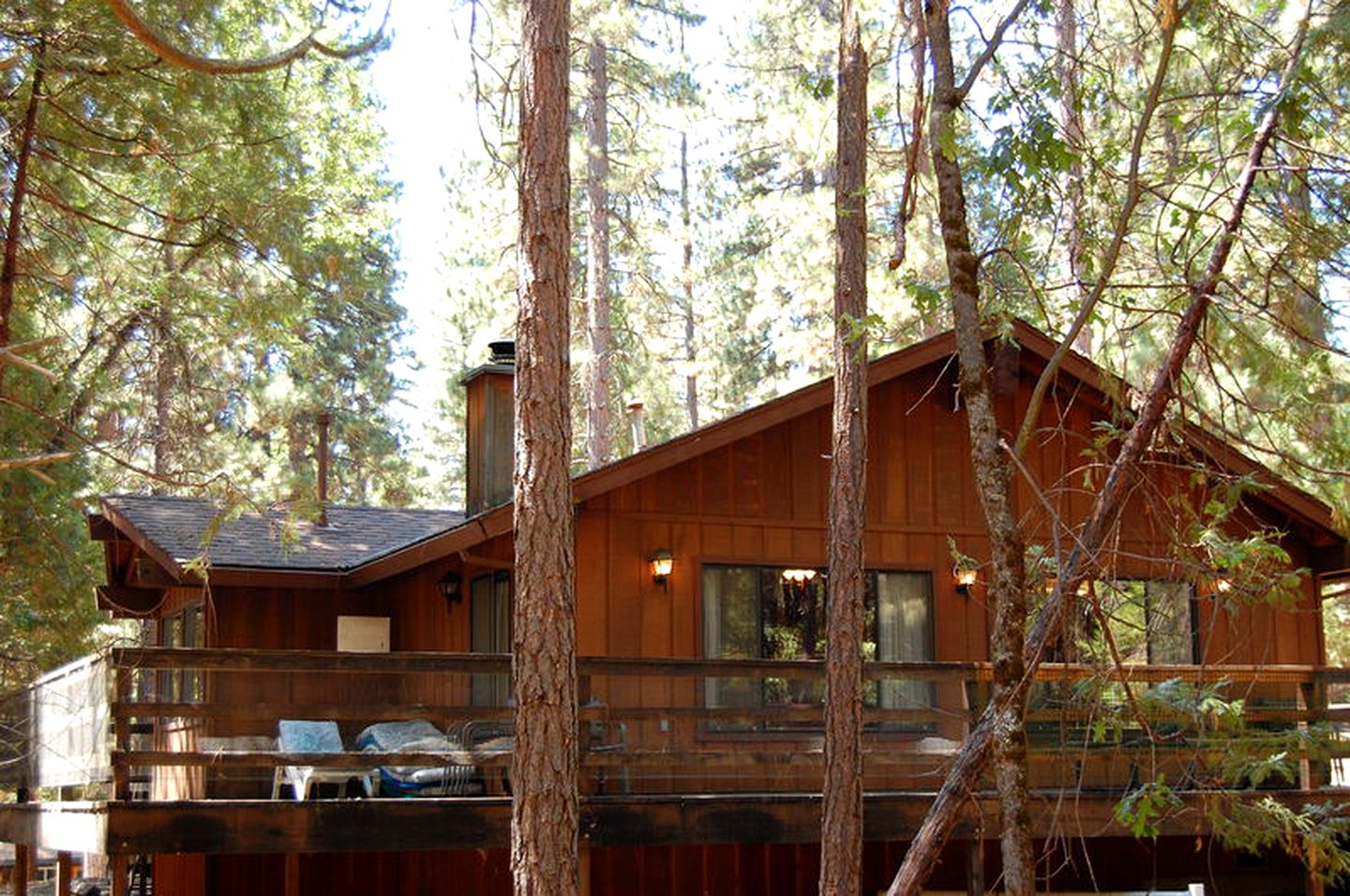 Wheelchair-Accessible Cabin with a Deck in Yosemite National Park, California