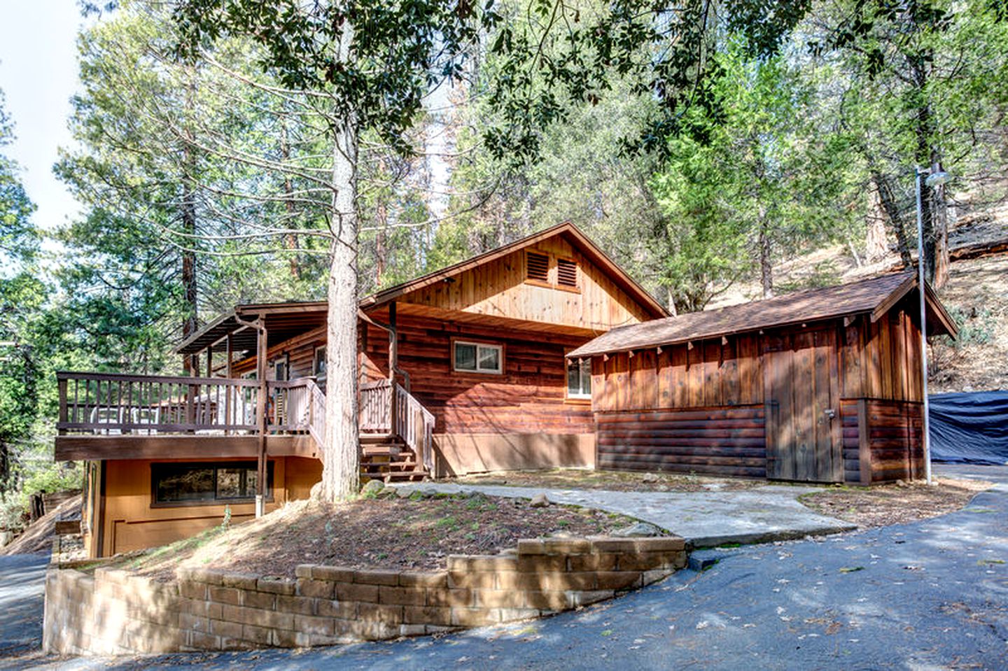 Secluded Log Cabin with Spacious Deck and Barbecue in Wawona, California