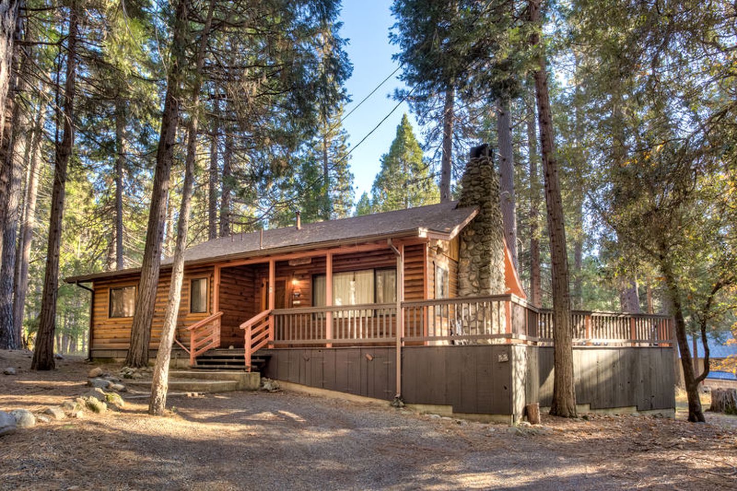 Pet-Friendly Tree House-Style Cabin in Yosemite National Park, California