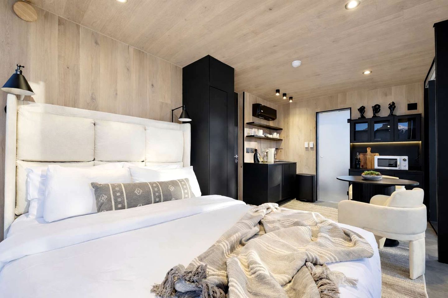 Minimalist Mirror Studio Stay with Red Rock Views near Capitol Reef, Torrey Utah