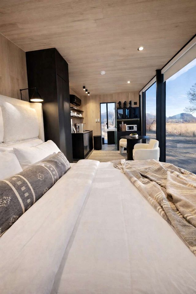 Minimalist Mirror Studio Stay with Red Rock Views near Capitol Reef, Torrey Utah