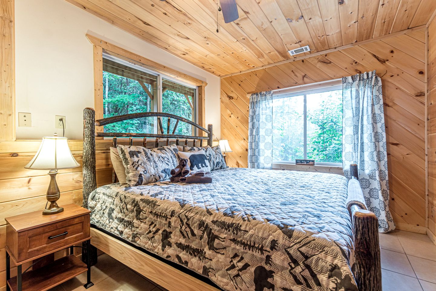 Refreshed Cabin with Spa and Private Deck in Sautee Nacoochee, Georgia