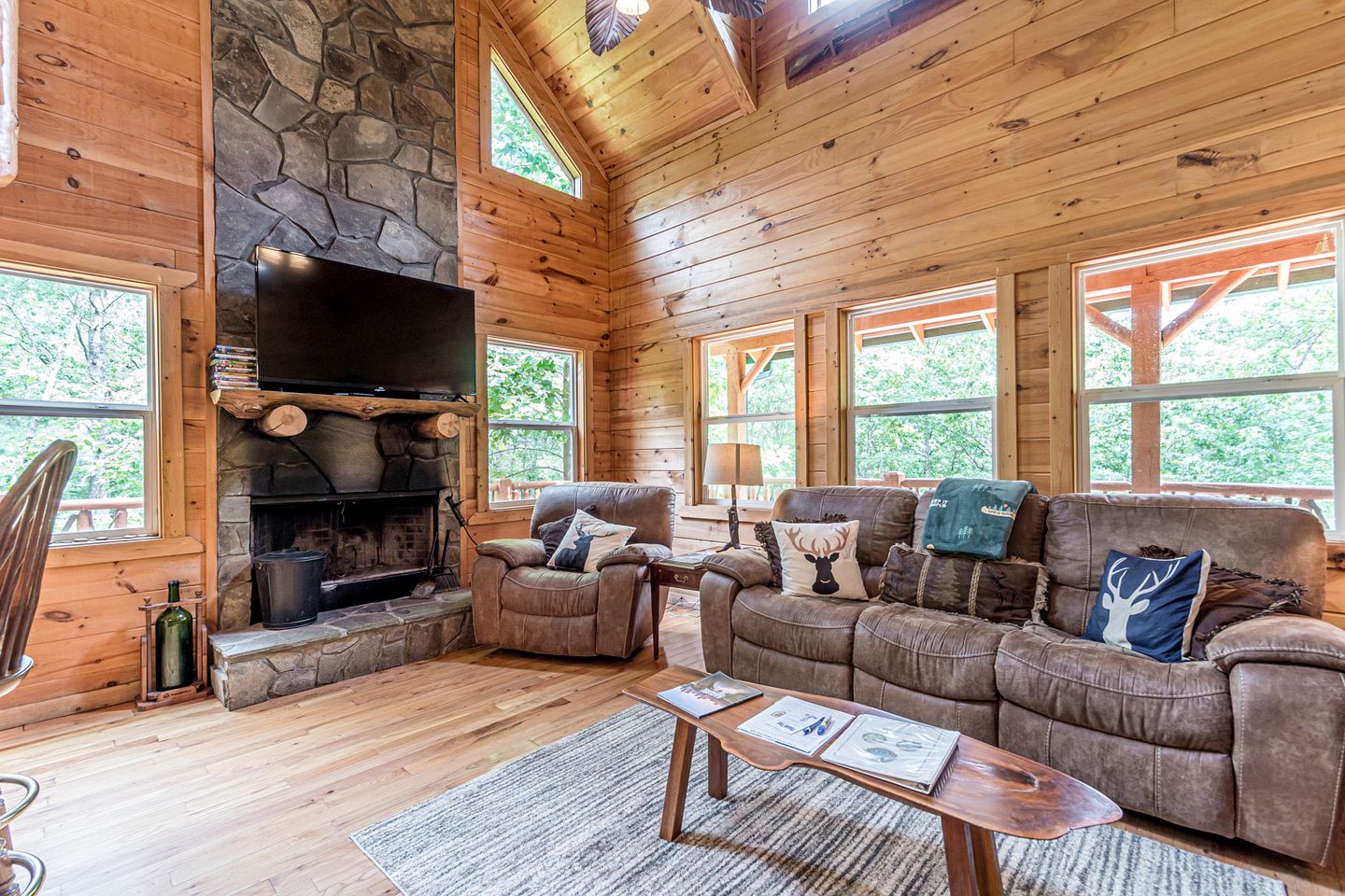 Refreshed Cabin with Spa and Private Deck in Sautee Nacoochee, Georgia