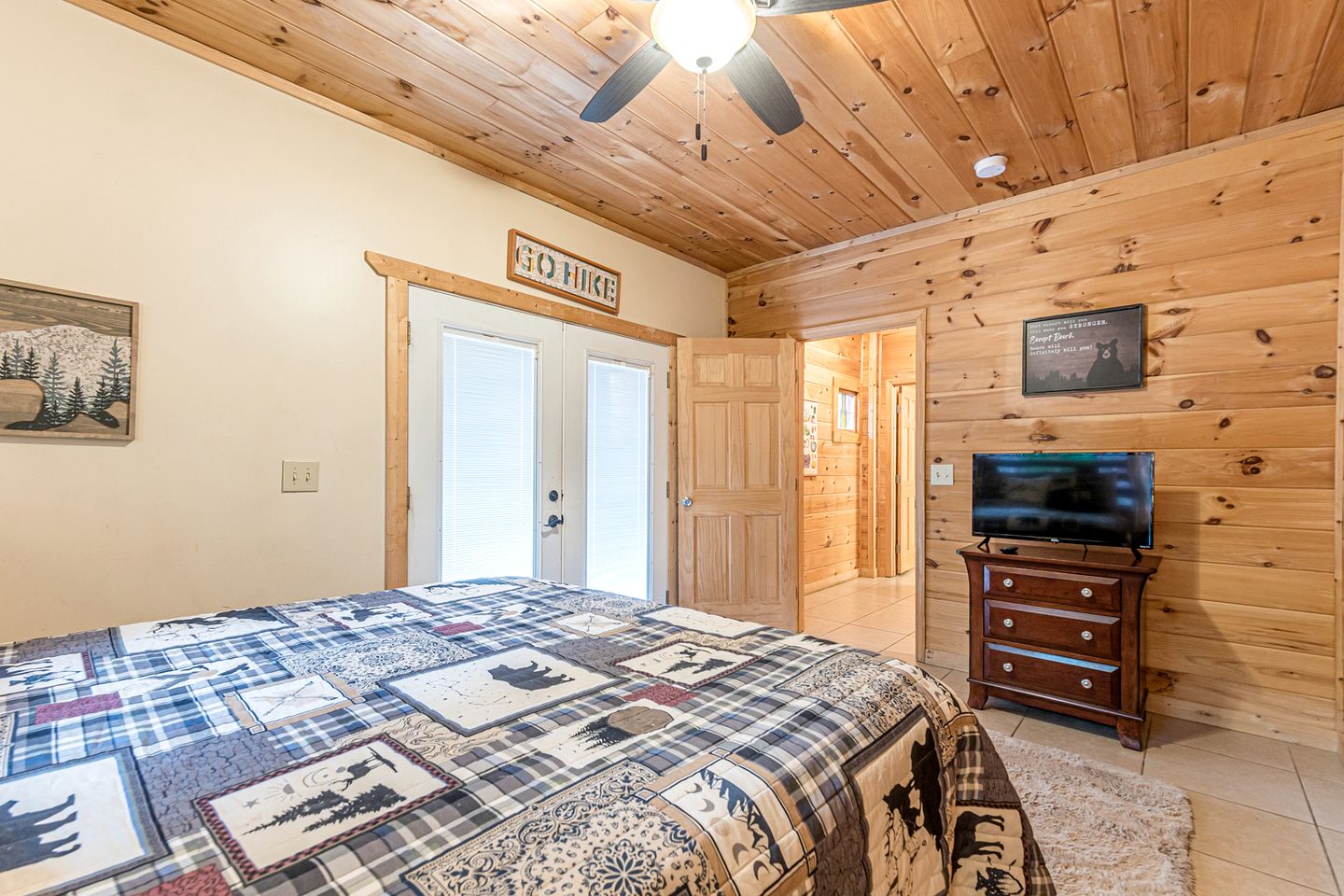 Refreshed Cabin with Spa and Private Deck in Sautee Nacoochee, Georgia