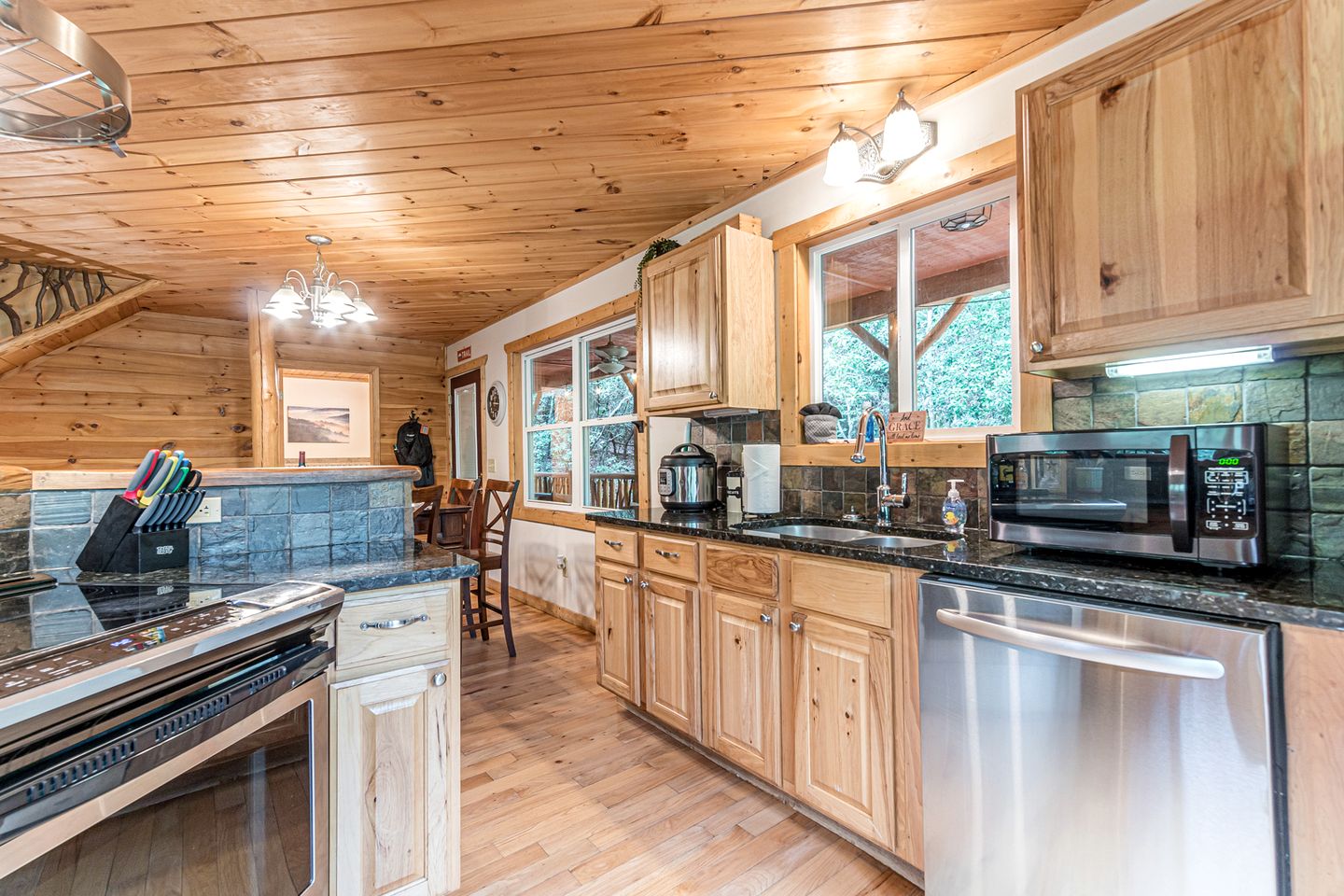 Refreshed Cabin with Spa and Private Deck in Sautee Nacoochee, Georgia