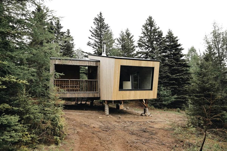 Serene Off-Grid Glamping Cabin in Charlevoix, Quebec, Perfect for a Weekend of Relaxation in Nature
