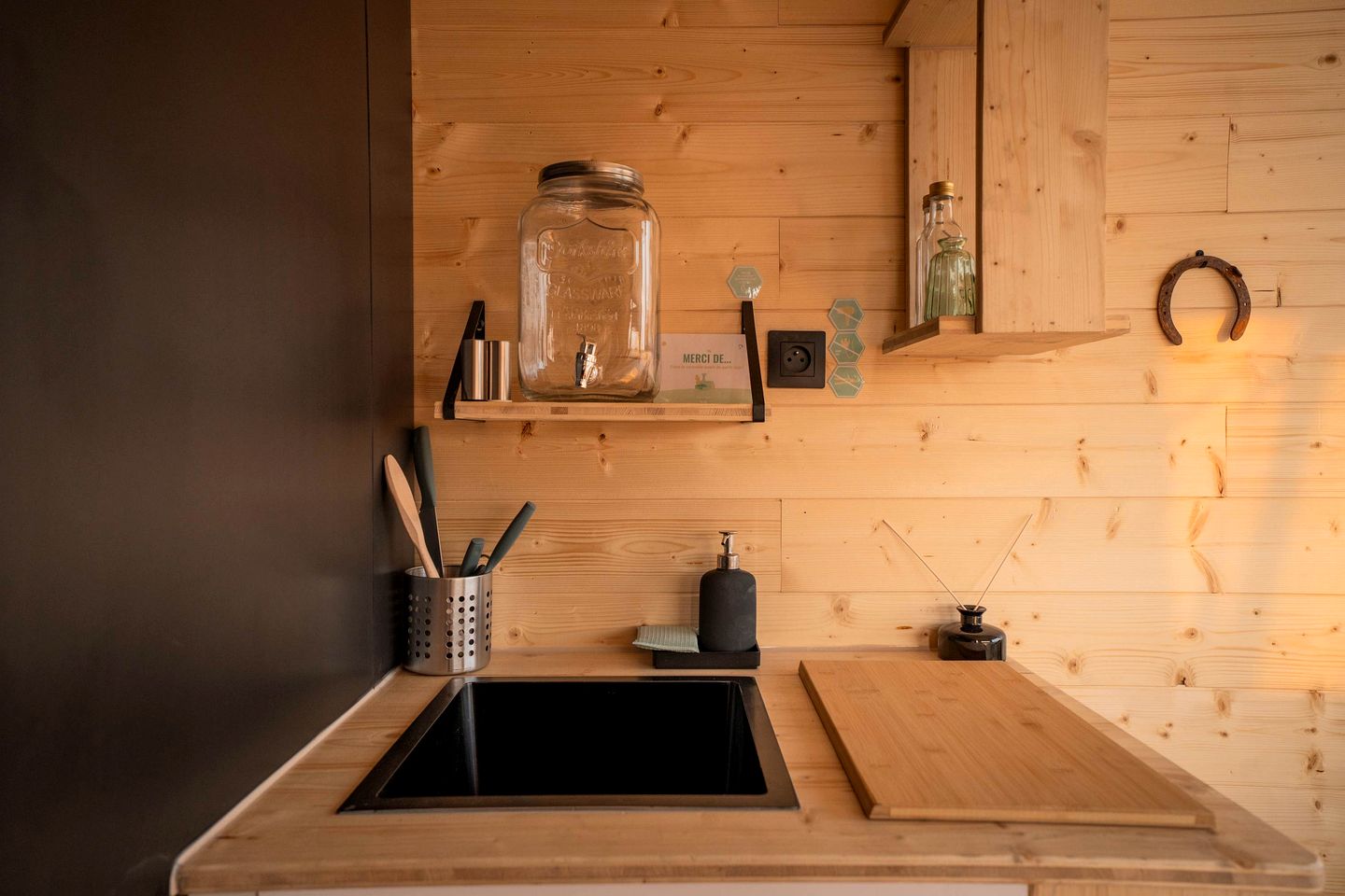 Panoramic Tiny Home with Stunning Forest Views Near Riotord, France