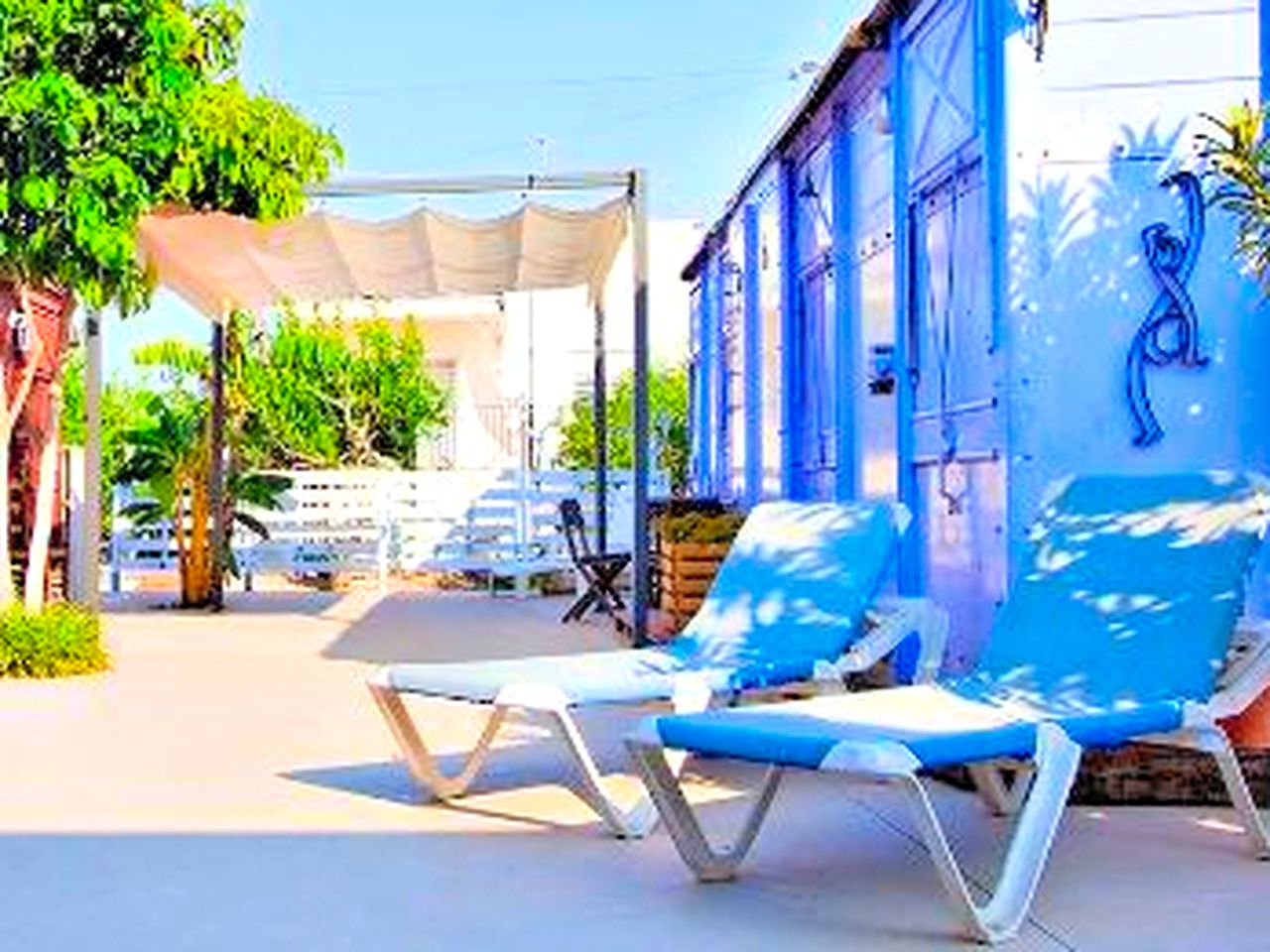 Rehabilitated Luxurious Railroad Cars for a Glamping Getaway in Murcia, Spain