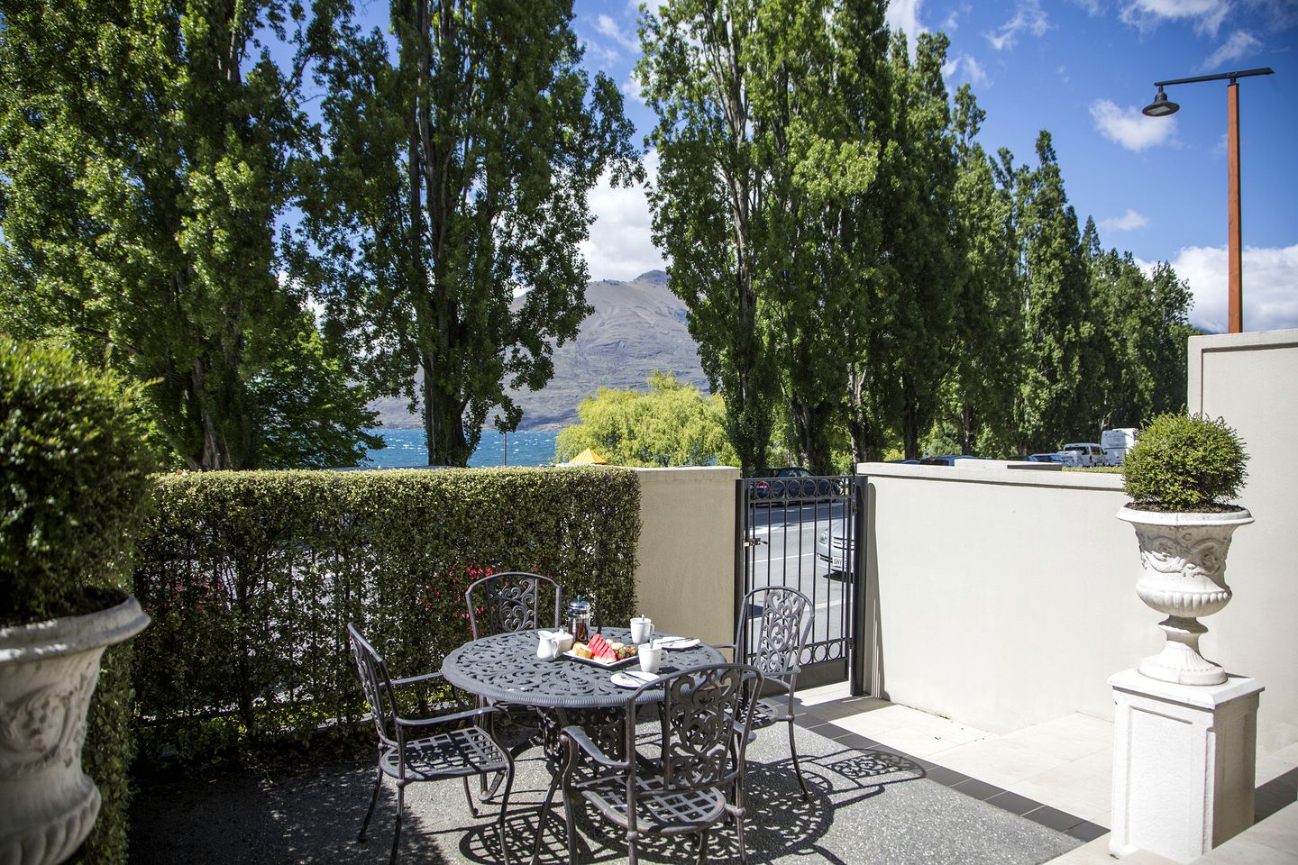 Sophisticated Villa on the Shores of Lake Wakatipu in Queenstown