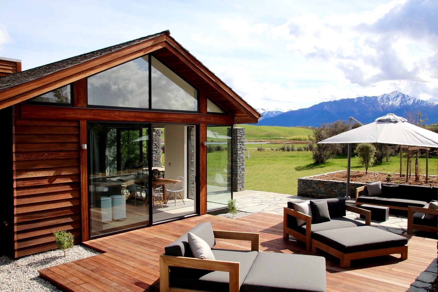 Romantic Villa Rental with 360-Degree Vistas in Jack’s Point, New Zealand